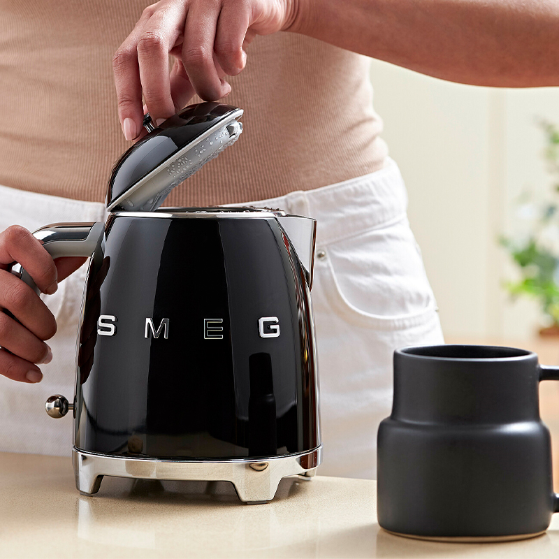 Smeg KLF05BLEU elkedel mini sort 0,8 liter 1400 watt - Image 7